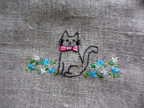 お花と猫刺繍　ヨーロッパリネンのミニポーチ＊A 2枚目の画像