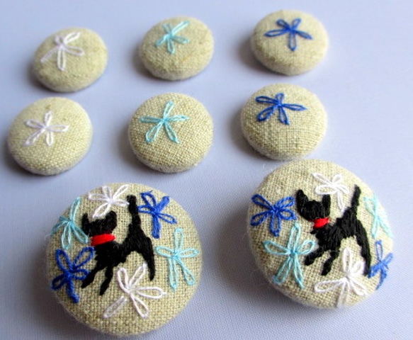 猫とお花の刺繍くるみボタン*ブルー* 1枚目の画像