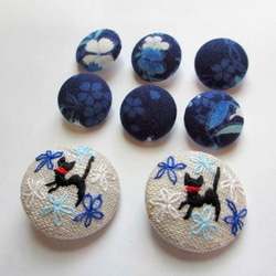 猫とお花の刺繍くるみボタン*ブルー＊ 1枚目の画像