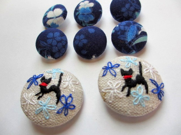 猫とお花の刺繍くるみボタン*ブルー＊ 2枚目の画像