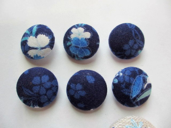猫とお花の刺繍くるみボタン*ブルー＊ 3枚目の画像