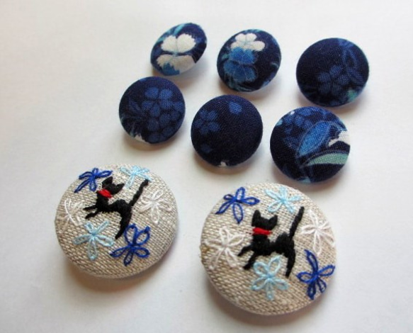 猫とお花の刺繍くるみボタン*ブルー＊ 5枚目の画像