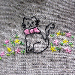 お花と猫刺繍　ヨーロッパリネンのミニポーチ＊D 2枚目の画像