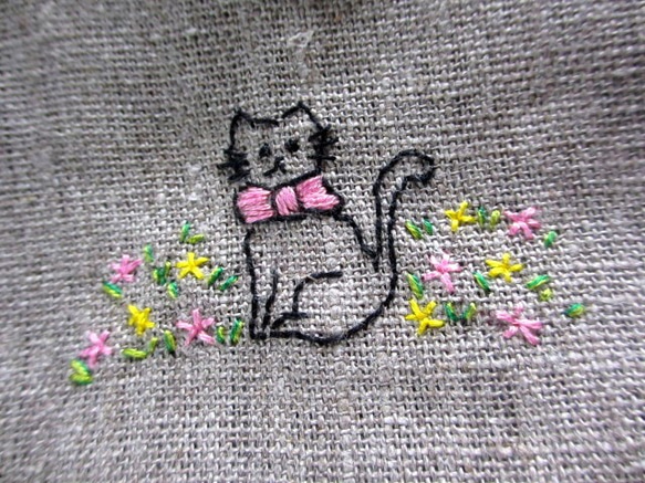 お花と猫刺繍　ヨーロッパリネンのミニポーチ＊D 2枚目の画像