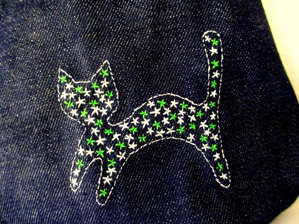 デニムとファー ねこ刺繍バッグ＊銀色猫 グリーン 2枚目の画像