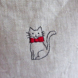 猫刺繍リネンポーチＡ＊赤いリボンのネコちゃん 2枚目の画像