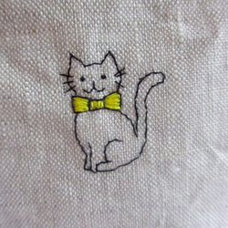 猫刺繍リネンポーチＢ＊黄色いリボンのネコちゃん 2枚目の画像