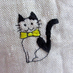 猫刺繍リネンポーチＦ＊黄色いリボンのハチワレネコちゃん 2枚目の画像