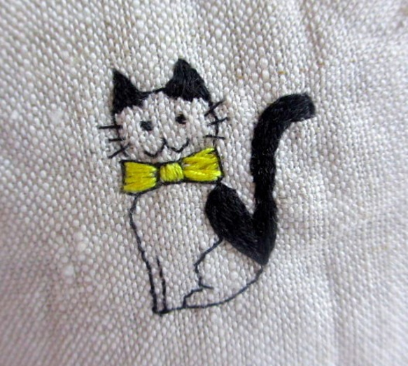 猫刺繍リネンポーチＦ＊黄色いリボンのハチワレネコちゃん 2枚目の画像