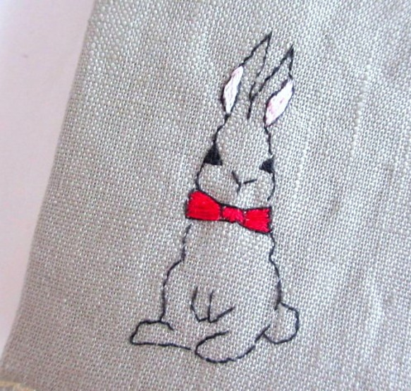 兔子刺繡亞麻書套*紅絲帶兔子 第2張的照片