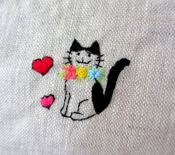 猫刺繍リネンポーチ＊ハートとネコA 2枚目の画像