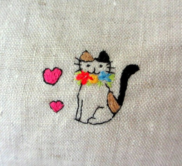 猫刺繍リネンポーチ＊ハートとネコC 2枚目の画像