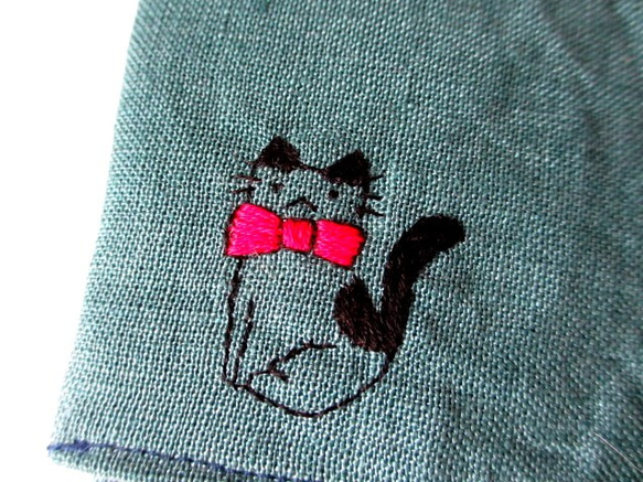 猫の刺繍ブックカバー ブルー＊黒のハチワレネコ 3枚目の画像