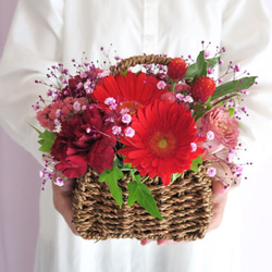 《特集掲載　母の日早割》pinkred flower arrangementフラワーアレンジメント　生花　カーネーショ 1枚目の画像