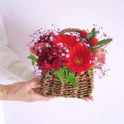 《特集掲載　母の日早割》pinkred flower arrangementフラワーアレンジメント　生花　カーネーショ 2枚目の画像
