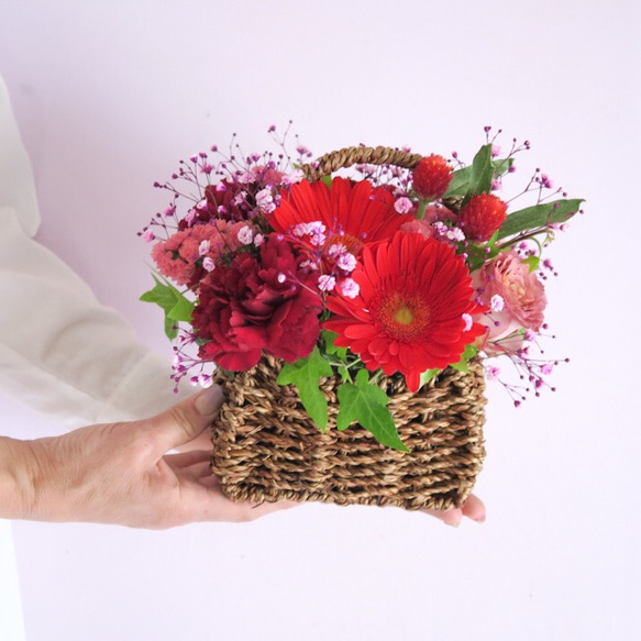 《特集掲載　母の日早割》pinkred flower arrangementフラワーアレンジメント　生花　カーネーショ 2枚目の画像