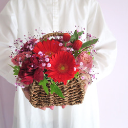 《特集掲載　母の日早割》pinkred flower arrangementフラワーアレンジメント　生花　カーネーショ 5枚目の画像