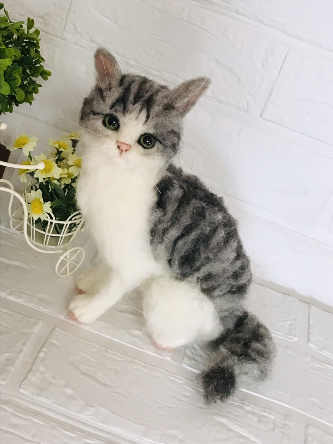 羊毛フェルト☆サバ白☆ハンドメイド 羊毛フェルト ハンドメイド 猫のフレーム サバ白 - メルカリ