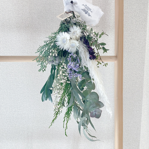 アナベルやシンカルファを束ねた落ち着いた雰囲気のスワッグ ドライ