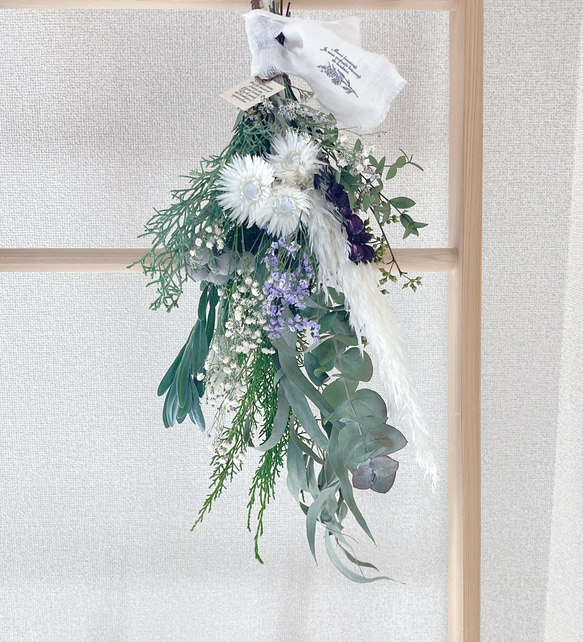 透明感のある白いお花　シンカルファとユーカリのナチュラルスワッグ　ドライフラワー 1枚目の画像