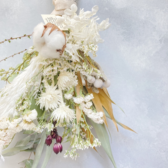 再販　ふわふわコットンフラワーとホワイト紫陽花のスワッグ　パンパスグラス・グレビレアゴールド・ユーカリ　ドライフラワー　 3枚目の画像