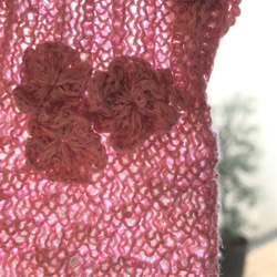 サクラソウ色の手編みマスクカバー　小花のモチーフつき　ふんわり軽い 3枚目の画像