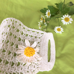 生成りの繊細レース編みマスクカバー　ご希望のお花、ハートお付けします 3枚目の画像