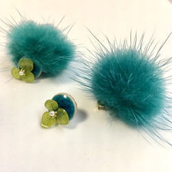 只有冬天！陶器和綠花的鈷藍色毛皮耳環 第3張的照片