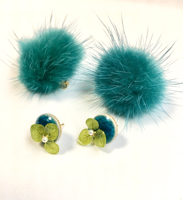 只有冬天！陶器和綠花的鈷藍色毛皮耳環 第4張的照片