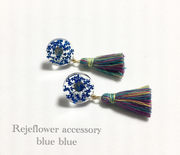 藍色蕾絲花和混合藍色耳環 第1張的照片
