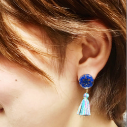 藍色蕾絲花和混合藍色耳環 第3張的照片