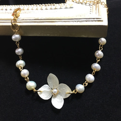 白色的八仙花和淡水珍珠鐲子 第3張的照片