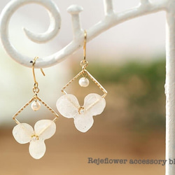 真正的繡球花和淡水珍珠和花耳環/耳環 第1張的照片