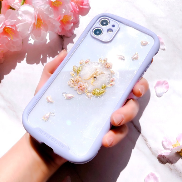 【桜のリース】花びら舞うイニシャルiPhoneリフレクションクリアケース【ラベンダー】 3枚目の画像