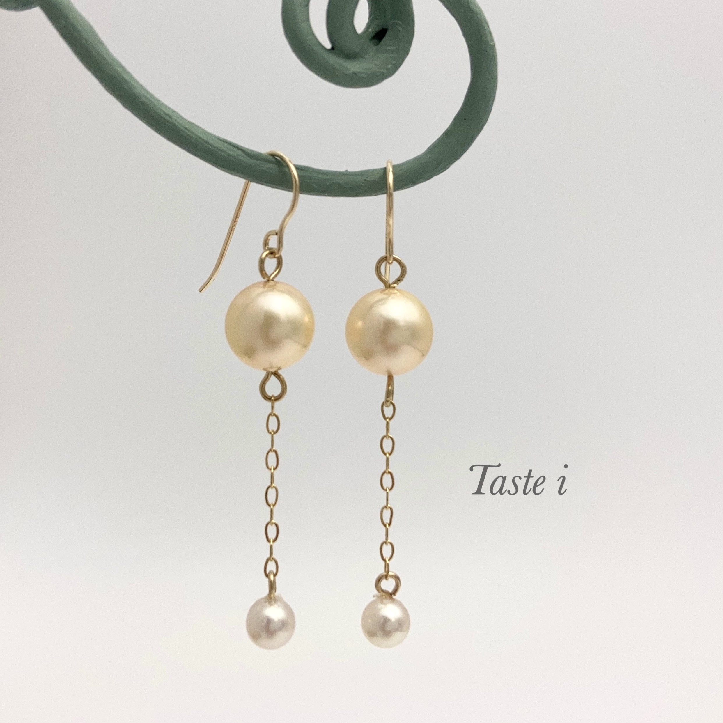 ♪再入荷♪【大人テイスト】アコヤパールクリームイエローと白　フックタイプピアス〔10006〕