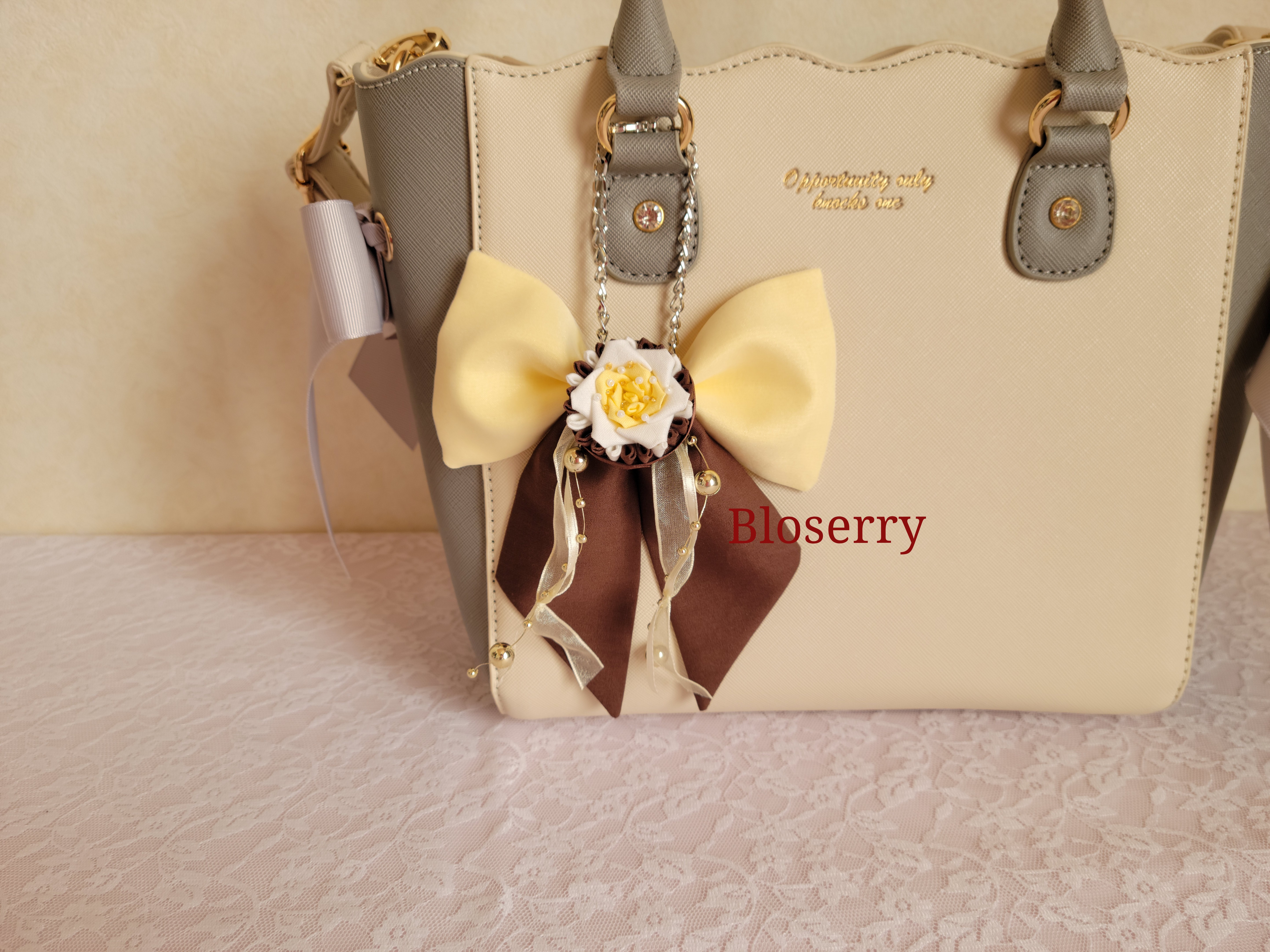 ケーキに憧れたタルトリボン　薄黄色と白のタルト　バッグチャーム