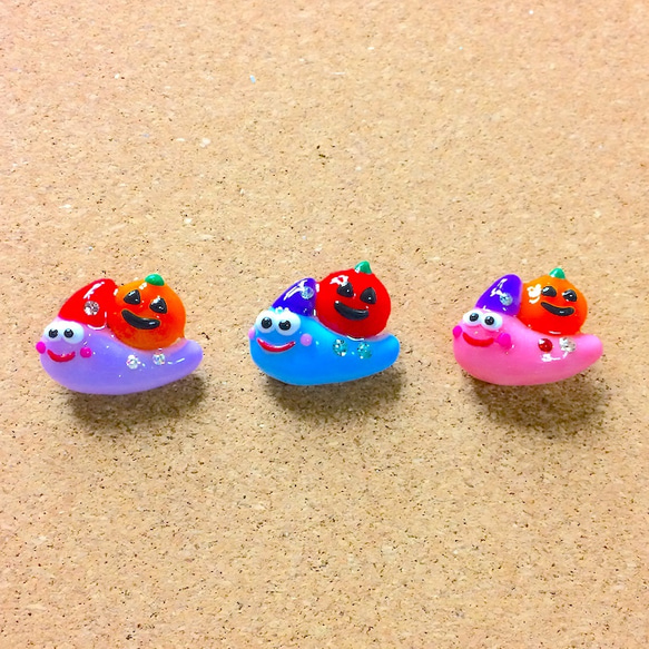 ハロウィン☆紫キラキラかたつむりピンバッジ 4枚目の画像
