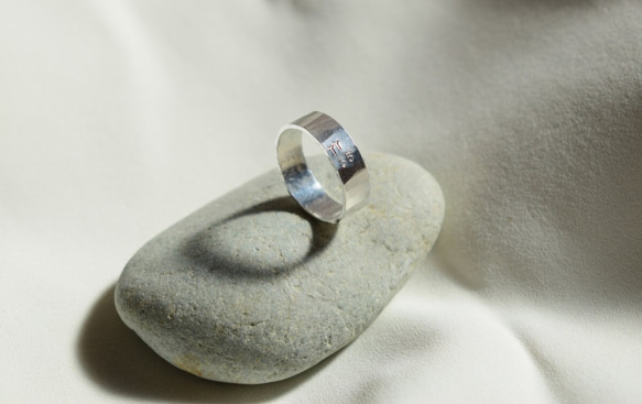 槌目 縦刻印リング sv925 お好きな文字を刻印 オプションより金色