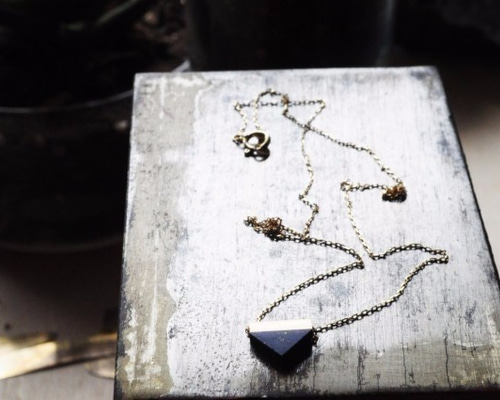 三角と深い青のラピスラズリ＆k18ネックレス（SATOSHI SASAKI