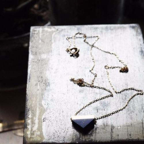 三角と深い青のラピスラズリ＆k18ネックレス（SATOSHI SASAKI