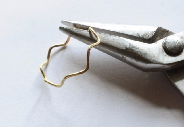 k18 王冠デザインの金色リング