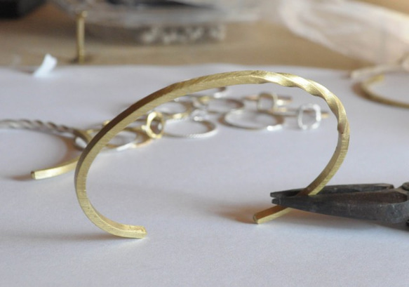 螺紋螺絲和直黃銅手鐲 第1張的照片