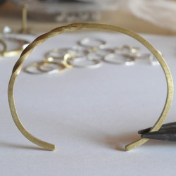 螺紋螺絲和直黃銅手鐲 第2張的照片