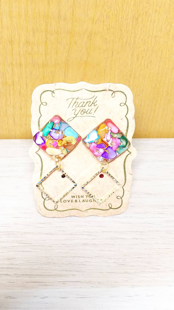 アクセサリー さざれ石 カラフル ゆれるタイプ ダブルスクエアピアス 