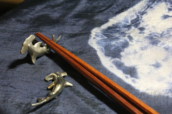 錫製箸置き　シュモクザメ 2枚目の画像