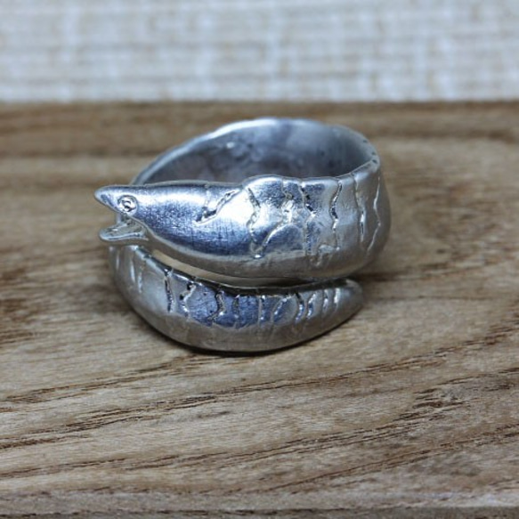 錫製　ウツボのリング 4枚目の画像