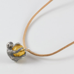 慢生活樹懶球吊墜黃水晶配皮繩項鍊 第4張的照片