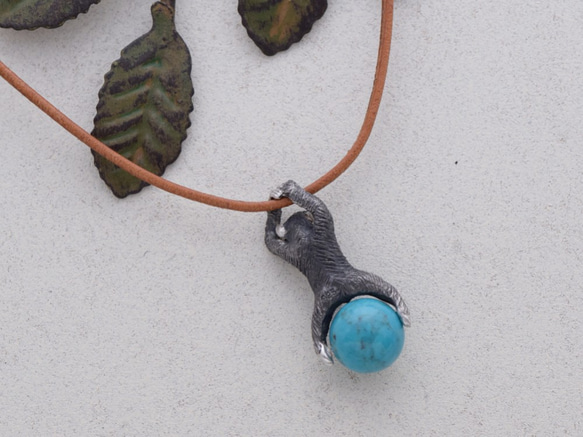 Frog ball pendant aquamarine leather cord necklace 第3張的照片