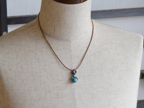 Frog ball pendant aquamarine leather cord necklace 第4張的照片