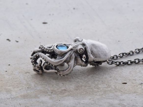 Frog ball pendant aquamarine leather cord necklace 第5張的照片